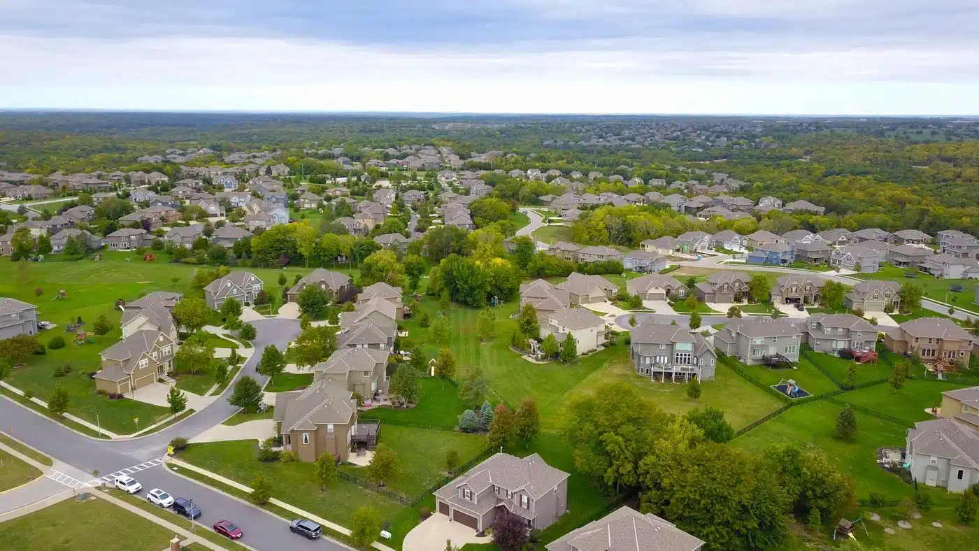 Vista aérea de un barrio residencial con casas y espacios verdes