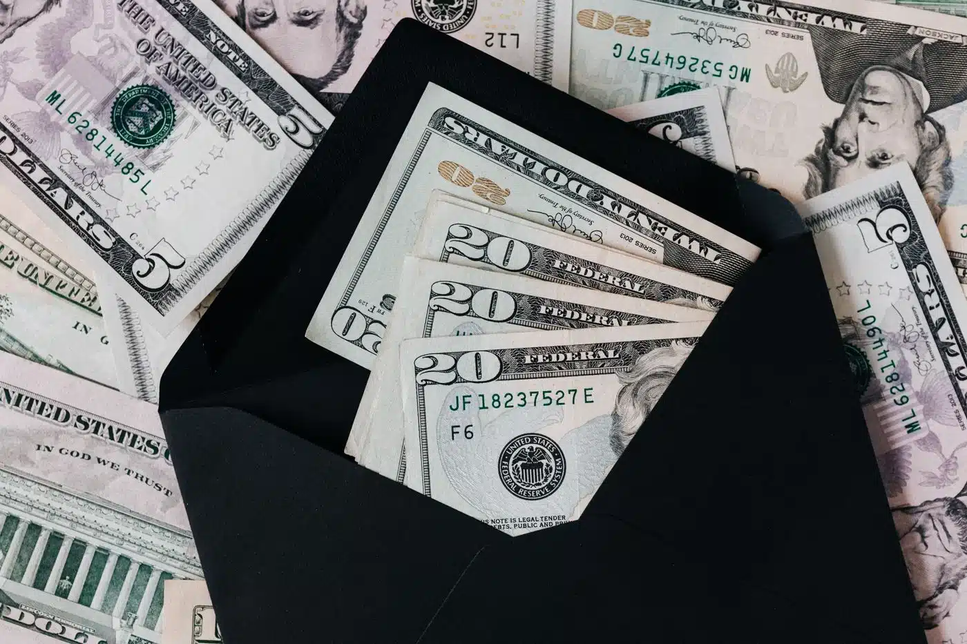 Calculadora y documentos financieros sobre un escritorio