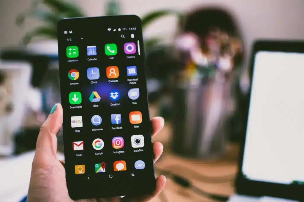 Celular con una app de reservas
