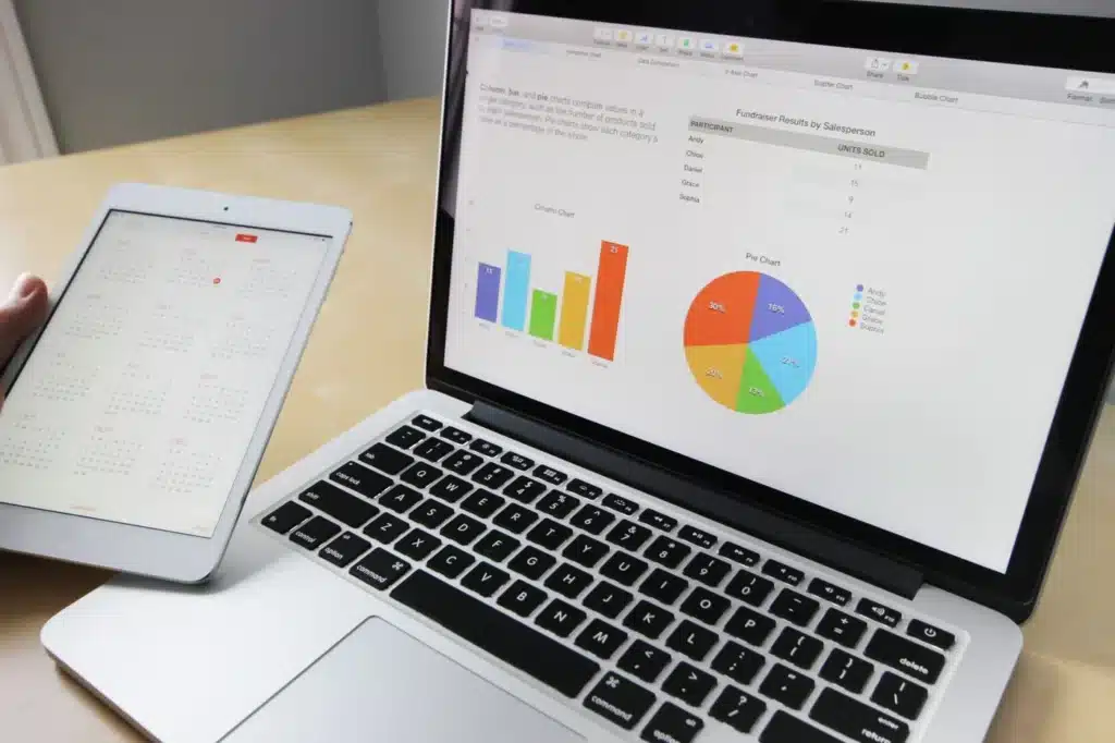 Dashboard moderno de gestión de consorcio en laptop