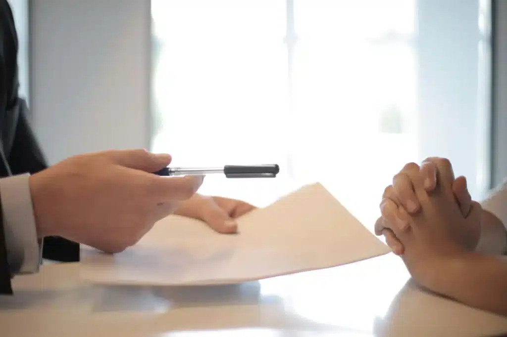 Persona revisando documentos de alquiler