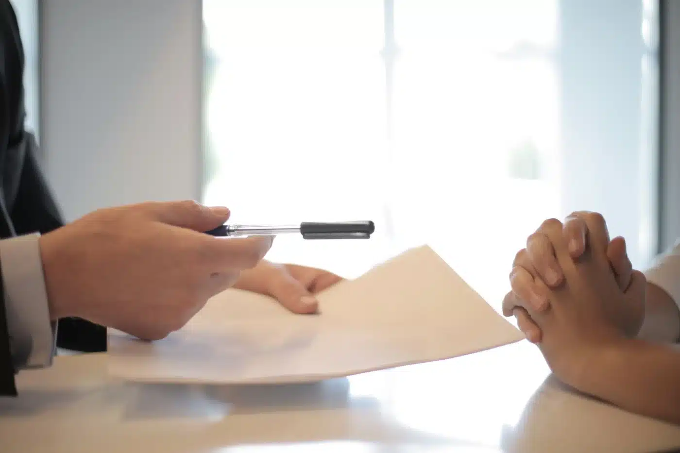 Persona revisando documentos y estado de cuenta con preocupación